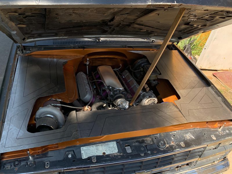 Compartimento de motor en proceso, con el LS y el turbo montados